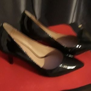 Black pump shoes by Antonio Melani